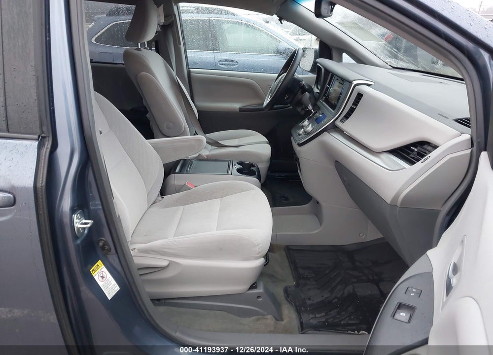 2017 TOYOTA SIENNA LE 8 PASSENGER VIN: 5TDKZ3DC4HS828100