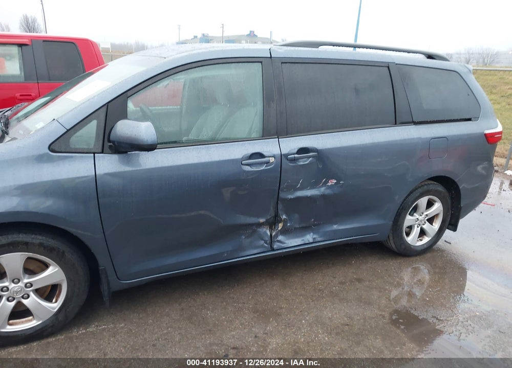 2017 TOYOTA SIENNA LE 8 PASSENGER VIN: 5TDKZ3DC4HS828100