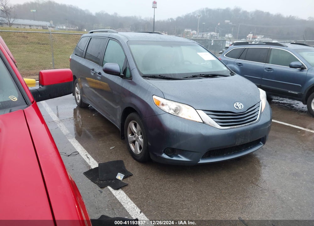 2017 TOYOTA SIENNA LE 8 PASSENGER VIN: 5TDKZ3DC4HS828100