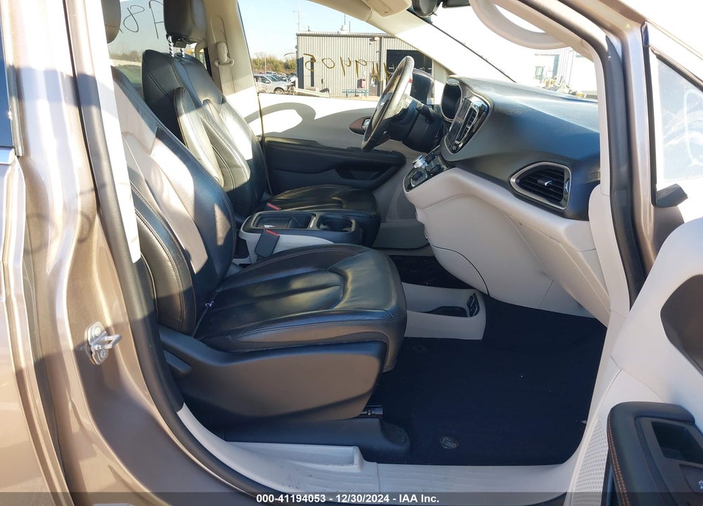 2017 CHRYSLER PACIFICA TOURING L VIN: 2C4RC1BG5HR537169