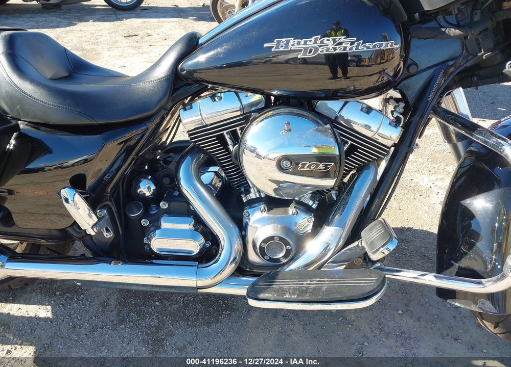 2015 HARLEY-DAVIDSON FLHX STREET GLIDE VIN: 1HD1KBM11FB630022