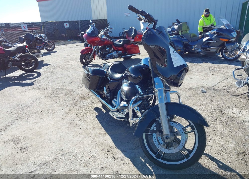 2015 HARLEY-DAVIDSON FLHX STREET GLIDE VIN: 1HD1KBM11FB630022