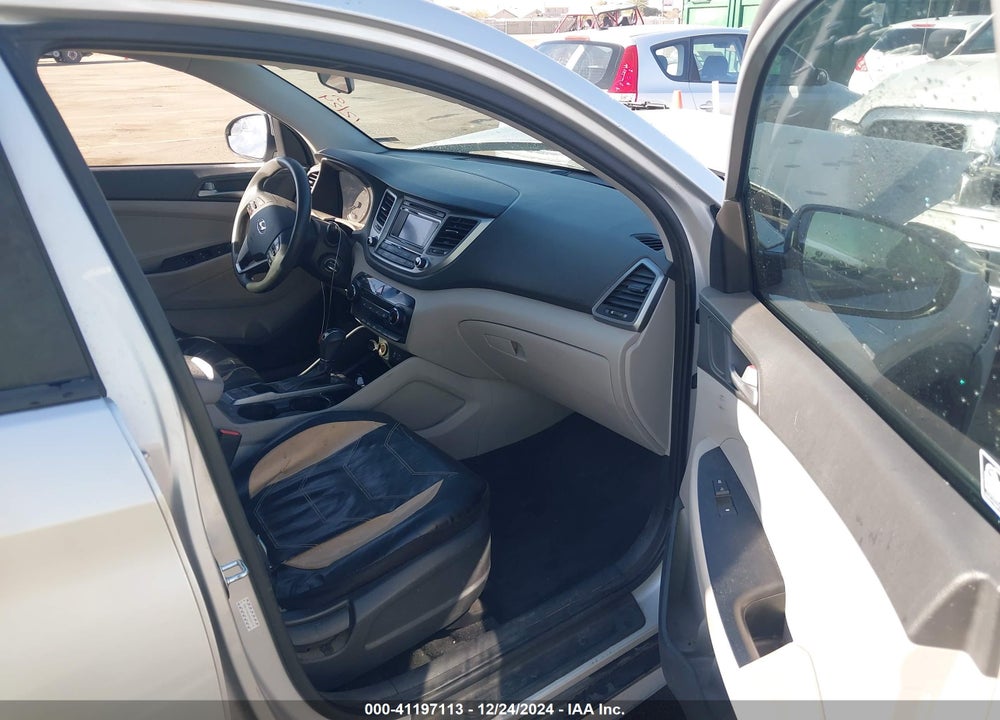 2017 HYUNDAI TUCSON SE VIN: KM8J33A4XHU269718