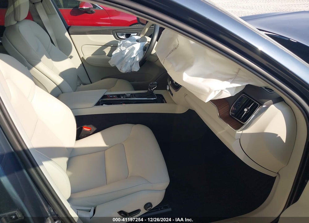 2021 VOLVO XC60 T5 MOMENTUM VIN: YV4102RK8M1739148