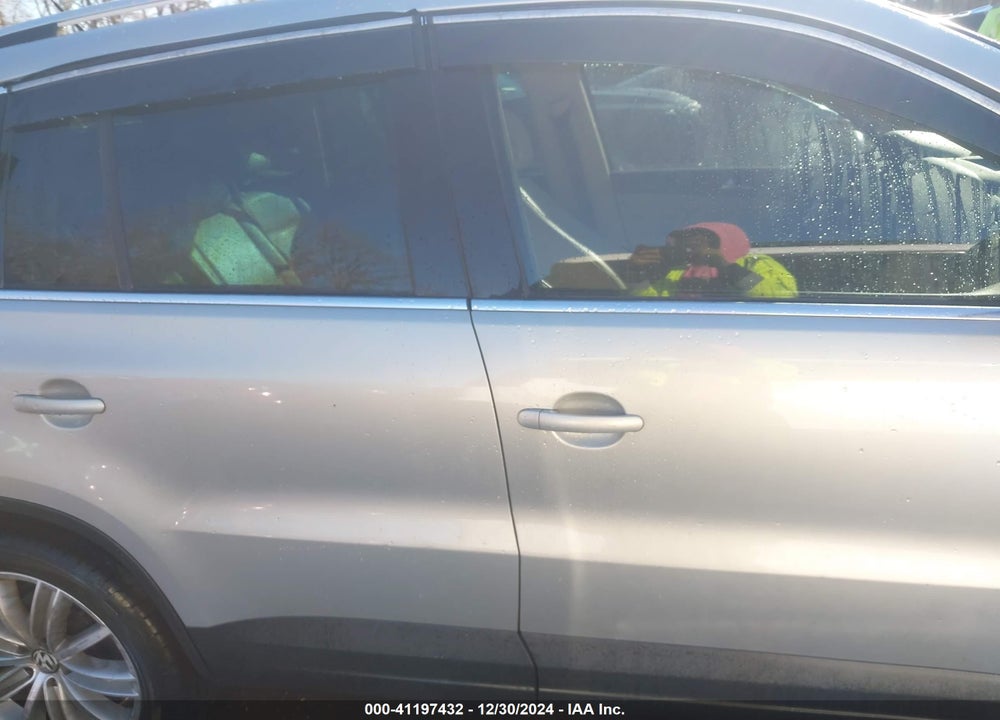 2011 VOLKSWAGEN TIGUAN SE VIN: WVGAV7AX9BW521711