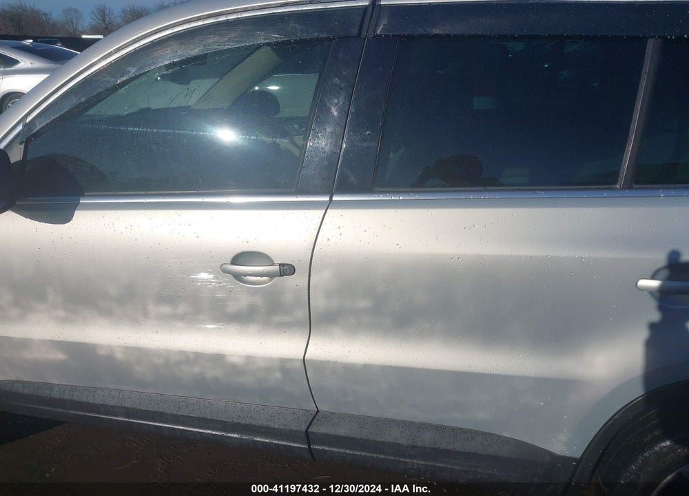 2011 VOLKSWAGEN TIGUAN SE VIN: WVGAV7AX9BW521711
