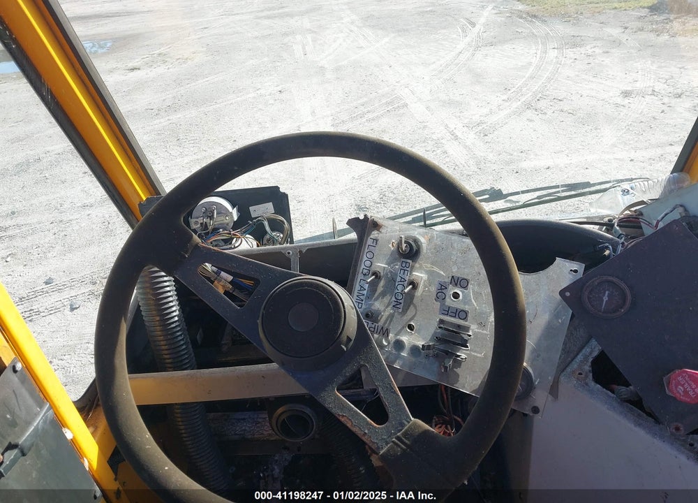 2015 OTTAWA YARD TRACTOR VIN: 336724