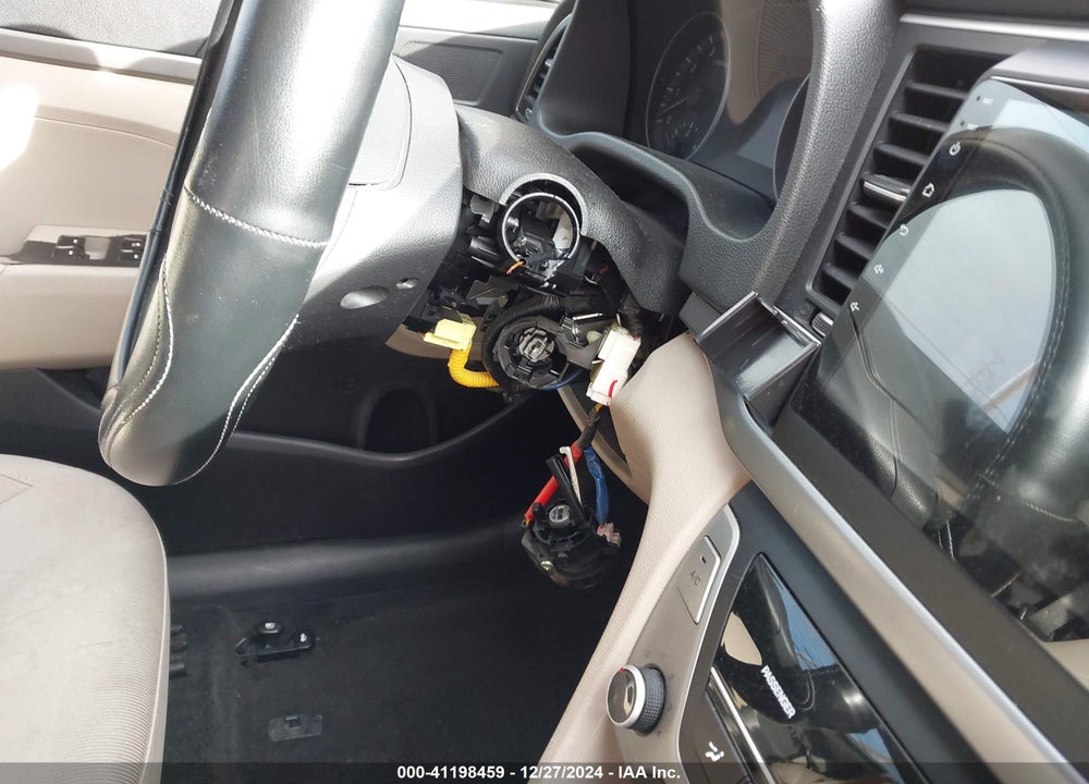 2017 HYUNDAI ELANTRA VIN: 5NPD74LF5HH146168