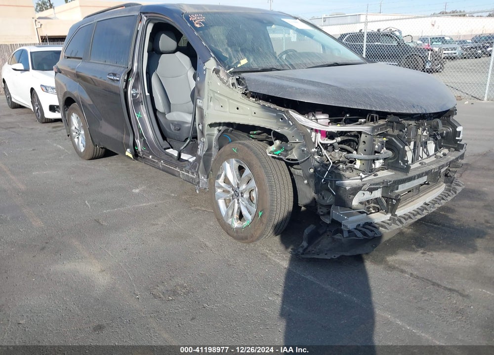 2024 TOYOTA SIENNA XLE VIN: 5TDJRKEC7RS197140