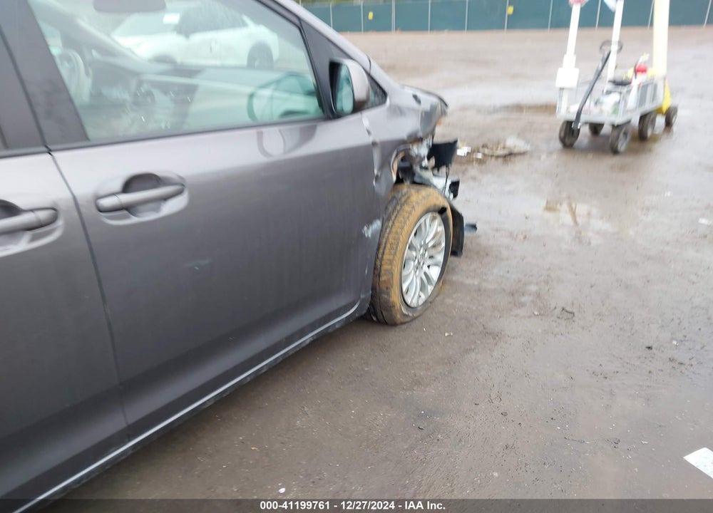2014 TOYOTA SIENNA XLE V6 8 PASSENGER VIN: 5TDYK3DC6ES454454