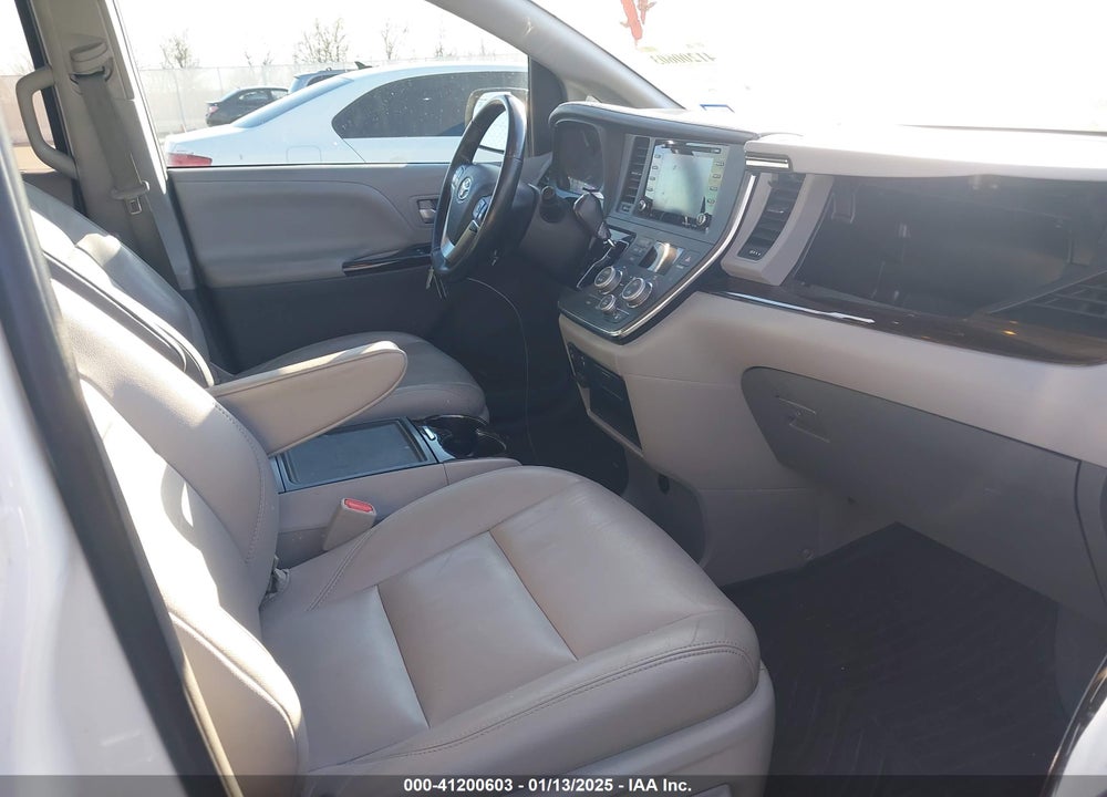 2019 TOYOTA SIENNA XLE 8 PASSENGER VIN: 5TDYZ3DC4KS986437