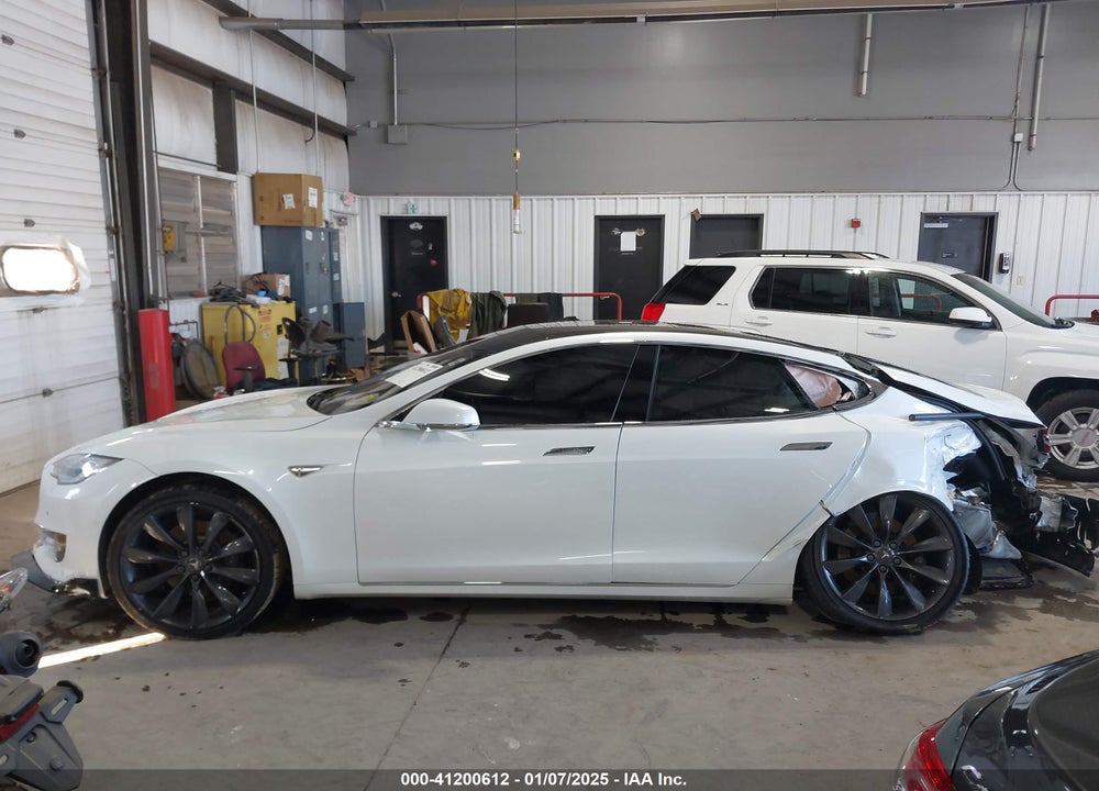 2016 TESLA MODEL S VIN: 5YJSA1E2XGF158976