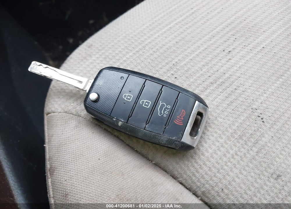 2015 KIA SORENTO LX VIN: 5XYKTDA68FG656024
