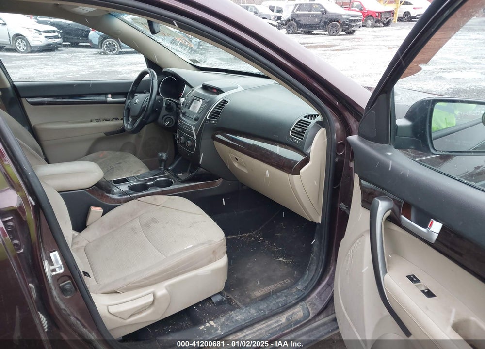 2015 KIA SORENTO LX VIN: 5XYKTDA68FG656024