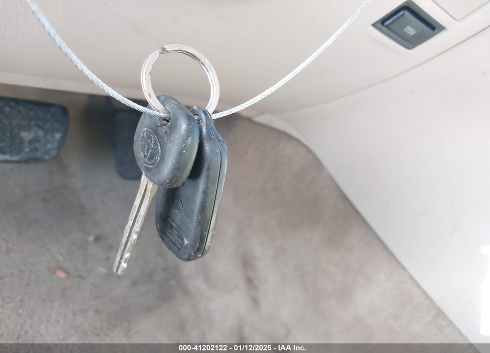 2000 TOYOTA AVALON XLS VIN: 4T1BF28B7YU008704