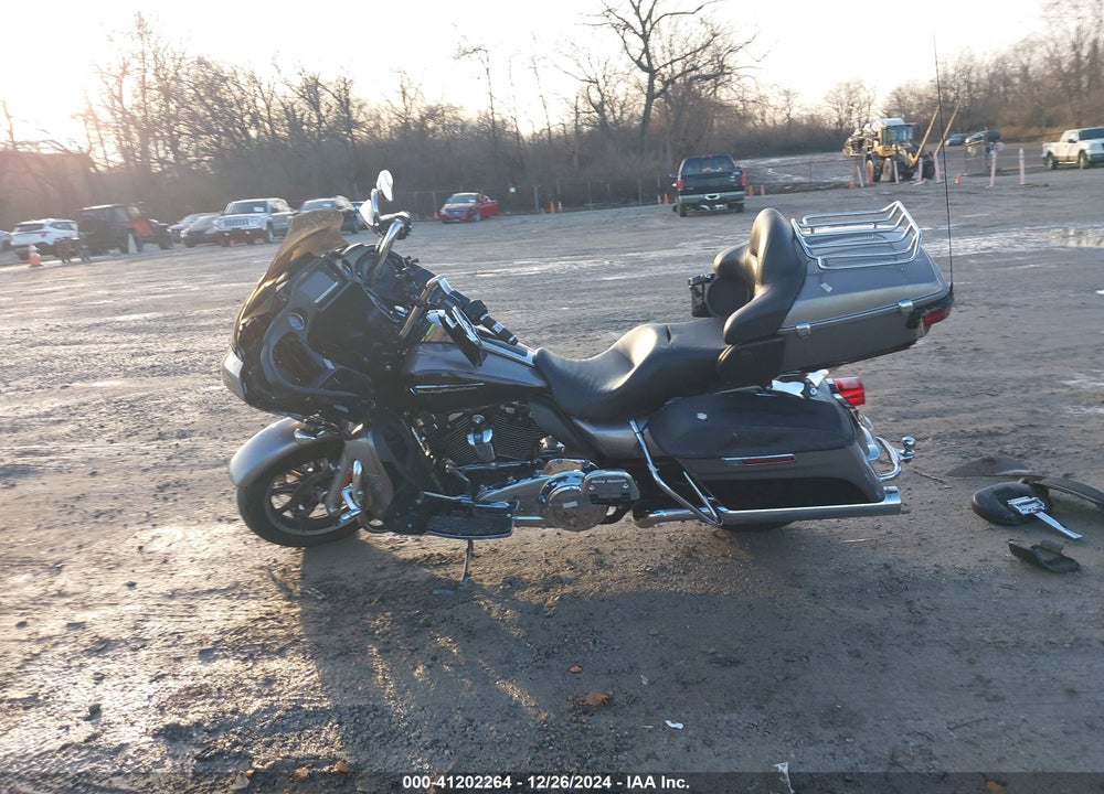 2017 HARLEY-DAVIDSON FLTRU VIN: 1HD1KGD13HB696104