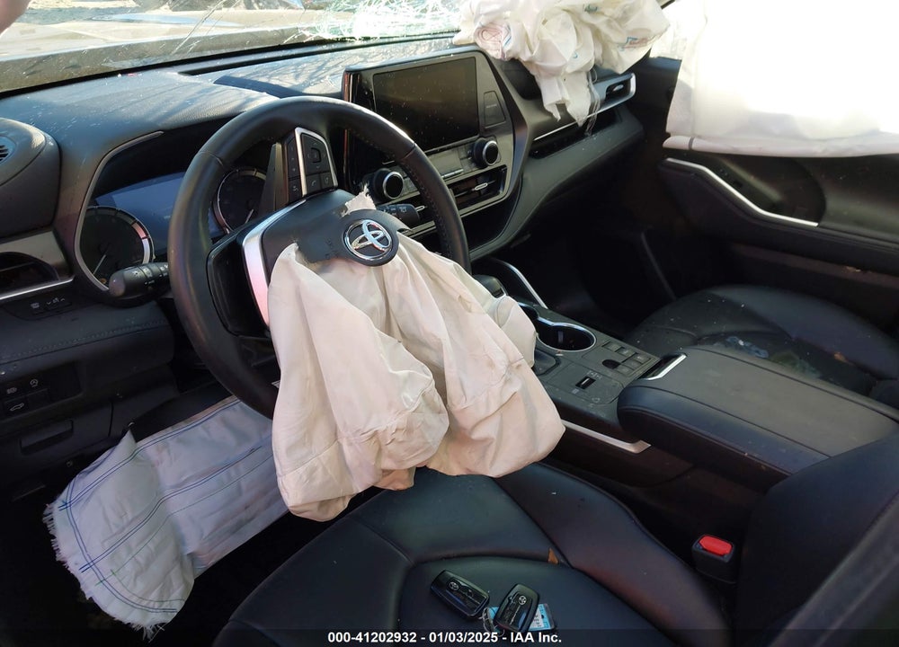 2023 TOYOTA HIGHLANDER XLE VIN: 5TDKDRAH5PS043164