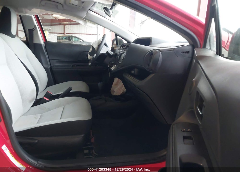 2015 TOYOTA PRIUS C VIN: JTDKDTB33F1581101