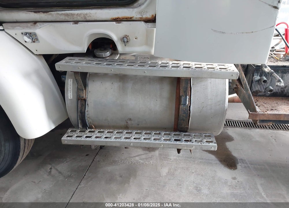 1999 STERLING TRUCK A 9513 VIN: 2FWWJCXA6XAA31844