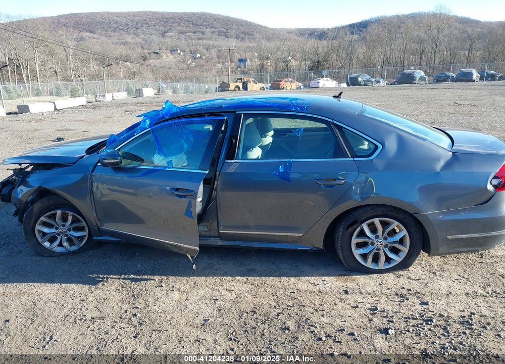 2017 VOLKSWAGEN PASSAT VIN: 1VWAT7A30HC020950
