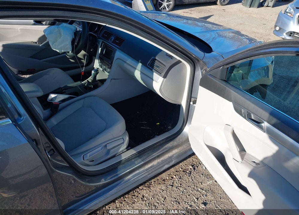 2017 VOLKSWAGEN PASSAT VIN: 1VWAT7A30HC020950