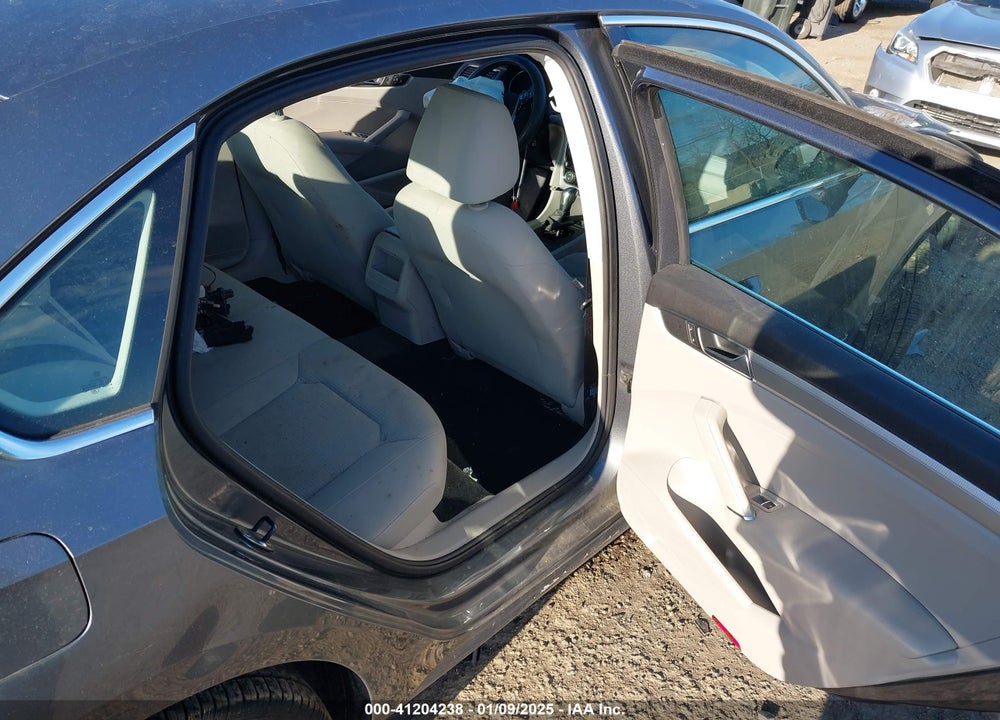 2017 VOLKSWAGEN PASSAT VIN: 1VWAT7A30HC020950