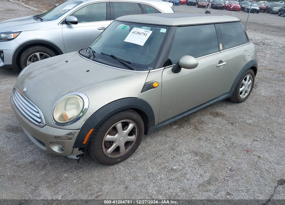 2009 MINI COOPER VIN: WMWMF33599TW73094