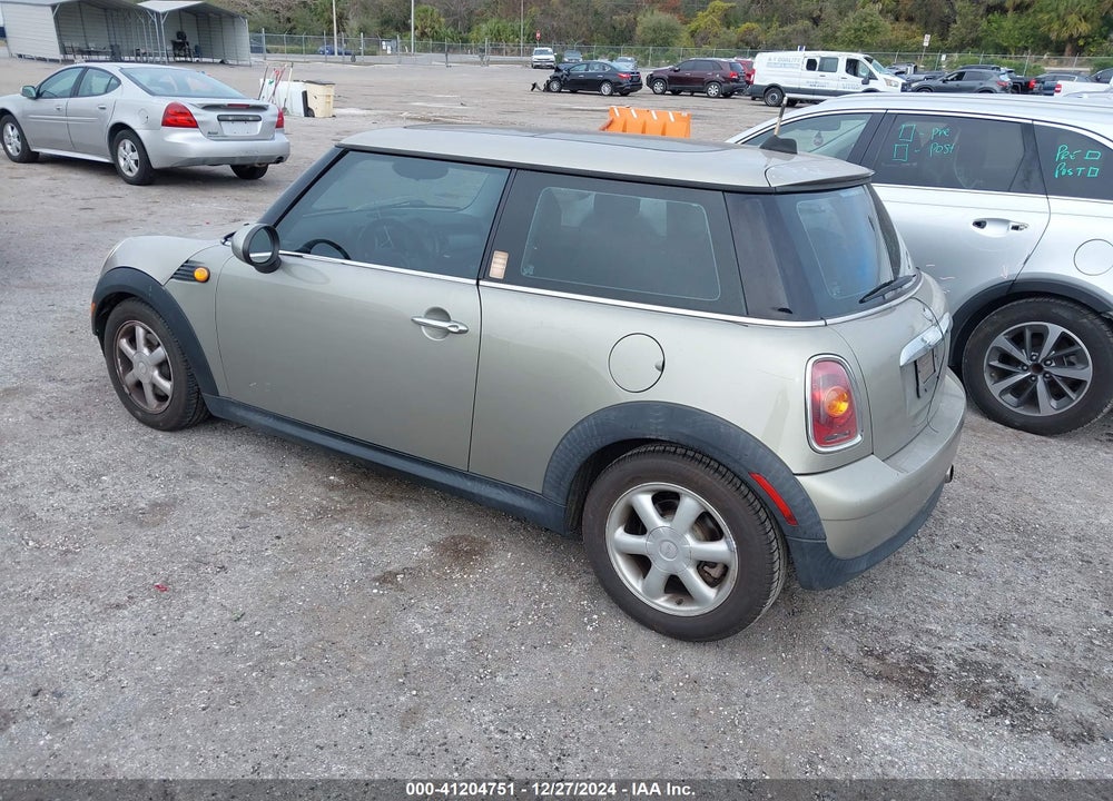 2009 MINI COOPER VIN: WMWMF33599TW73094
