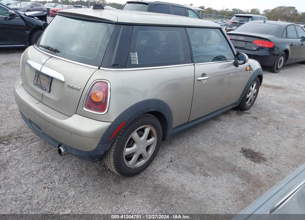 2009 MINI COOPER VIN: WMWMF33599TW73094