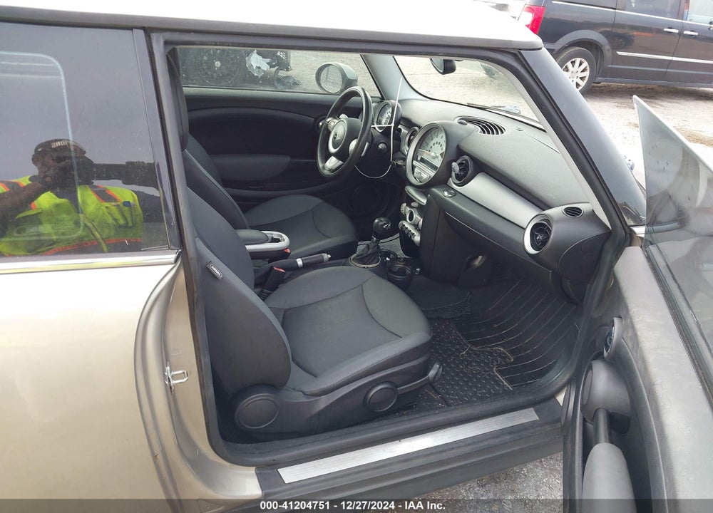 2009 MINI COOPER VIN: WMWMF33599TW73094