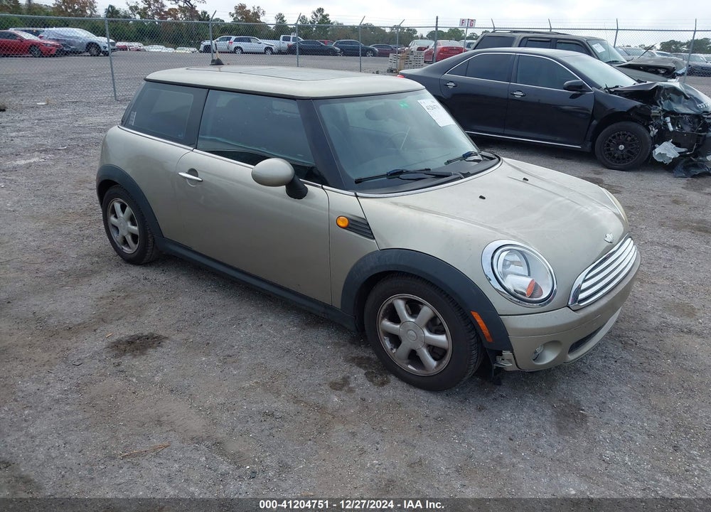 2009 MINI COOPER VIN: WMWMF33599TW73094