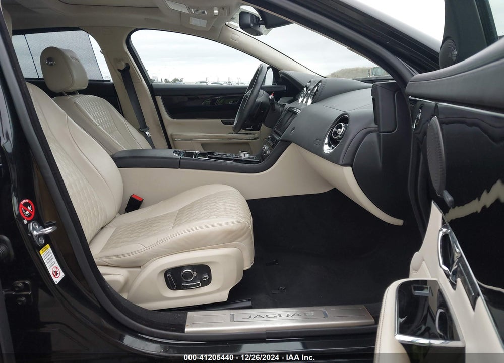 2016 JAGUAR XJ VIN: SAJWA2GE8GMW00533