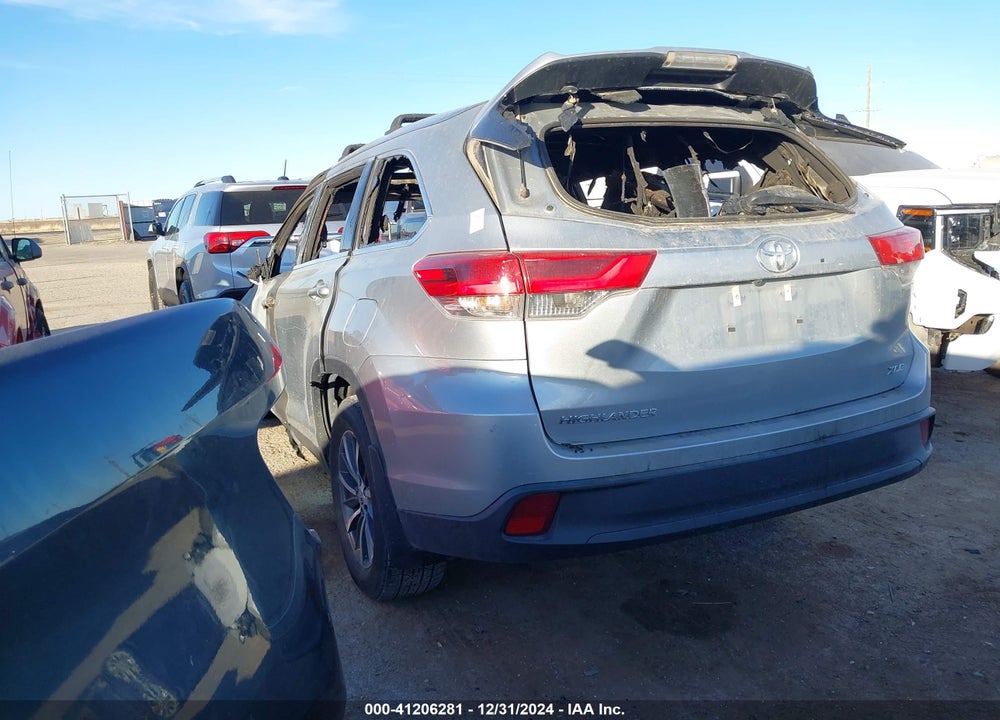 2019 TOYOTA HIGHLANDER XLE VIN: 5TDKZRFH7KS368482