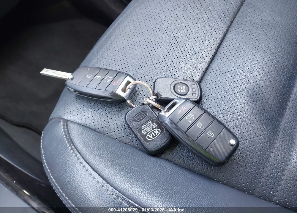 2016 KIA SORENTO 3.3L EX VIN: 5XYPH4A56GG105722