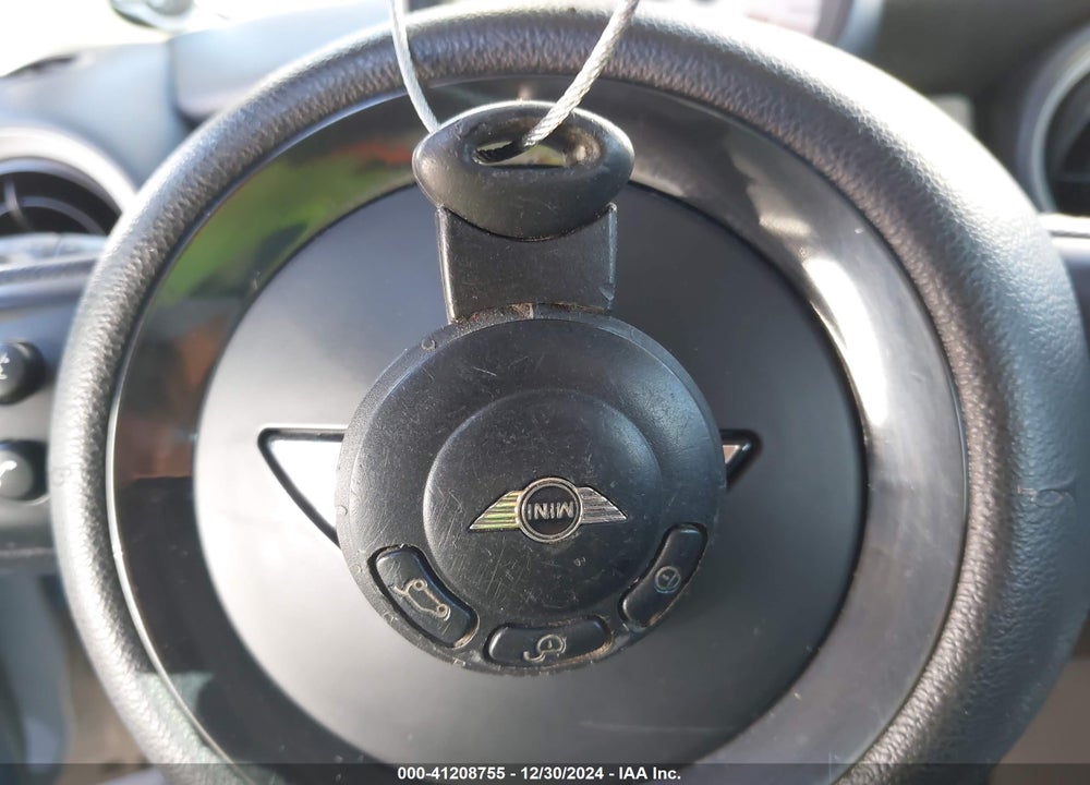 2011 MINI COOPER VIN: WMWSU3C56BT096897