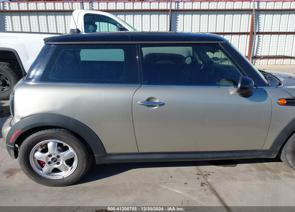 2011 MINI COOPER VIN: WMWSU3C56BT096897