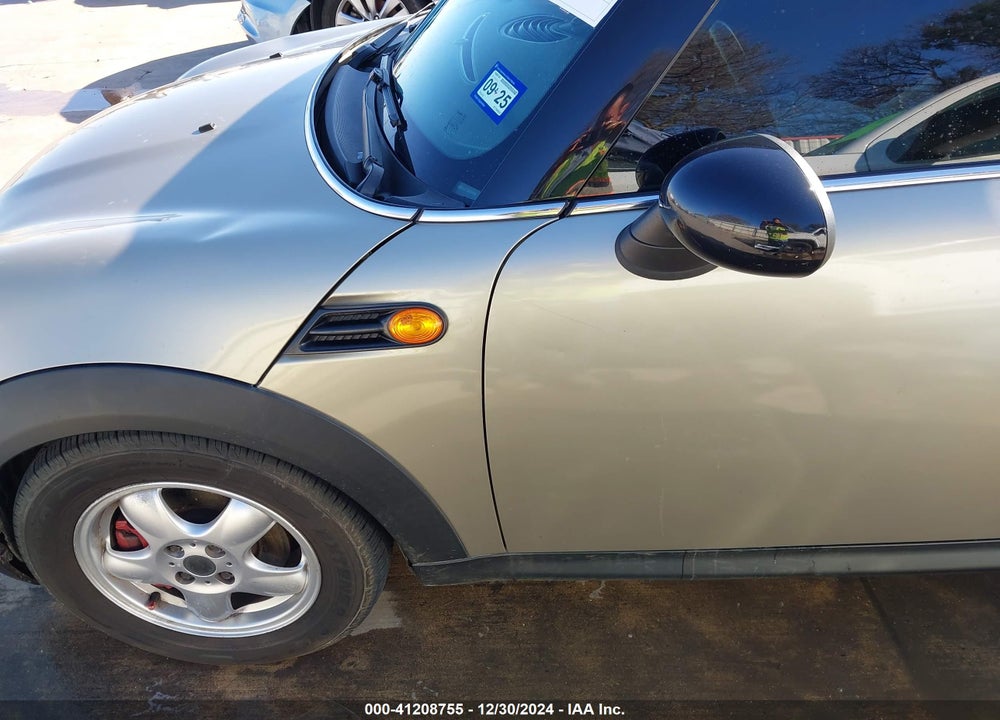 2011 MINI COOPER VIN: WMWSU3C56BT096897