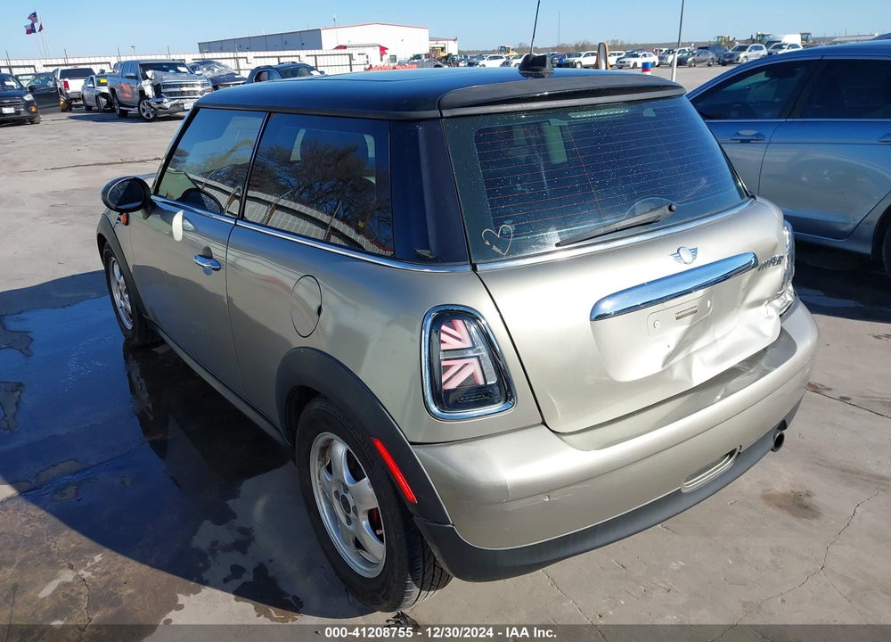 2011 MINI COOPER VIN: WMWSU3C56BT096897