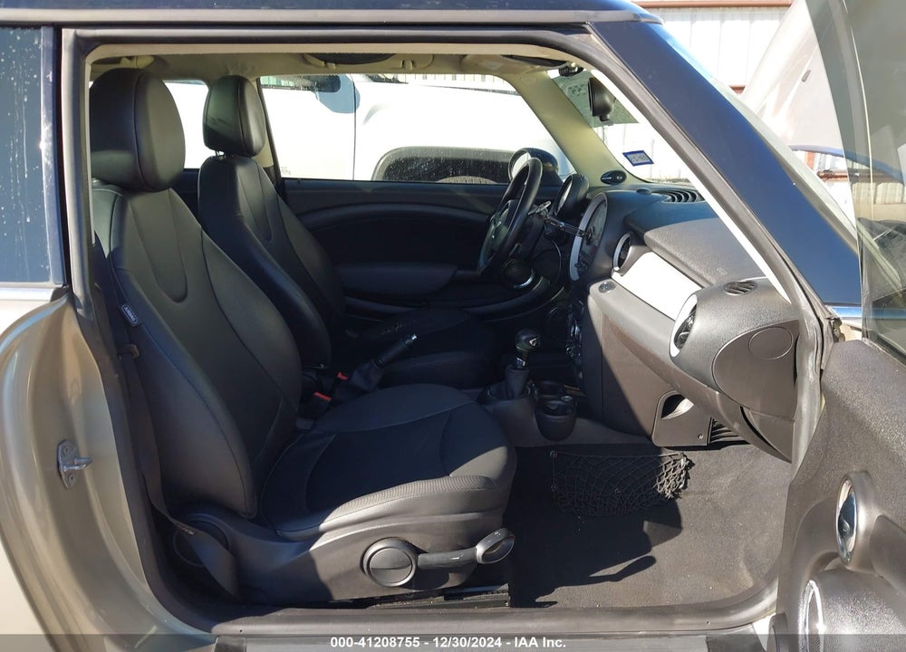 2011 MINI COOPER VIN: WMWSU3C56BT096897