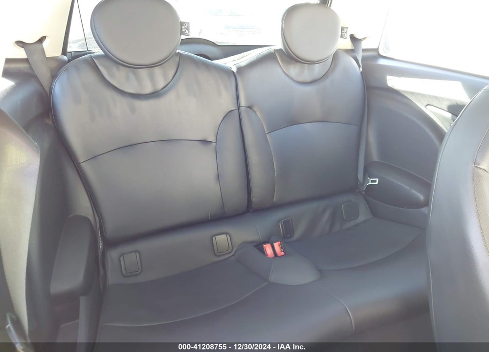 2011 MINI COOPER VIN: WMWSU3C56BT096897