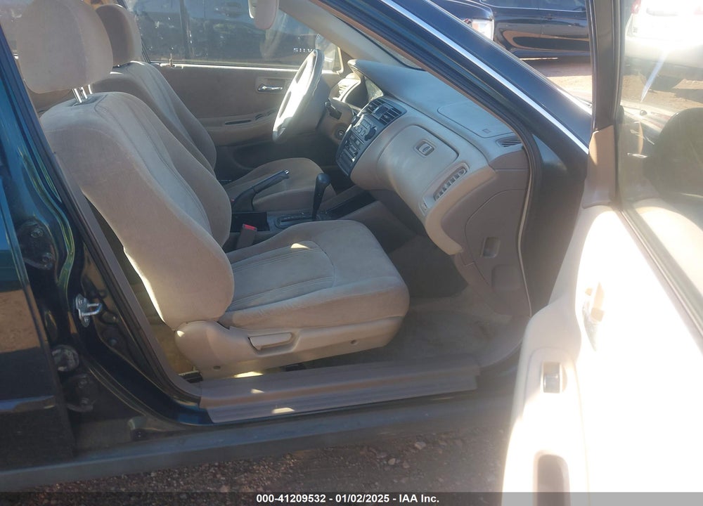 2000 HONDA ACCORD LX VIN: 1HGCG5644YA031145