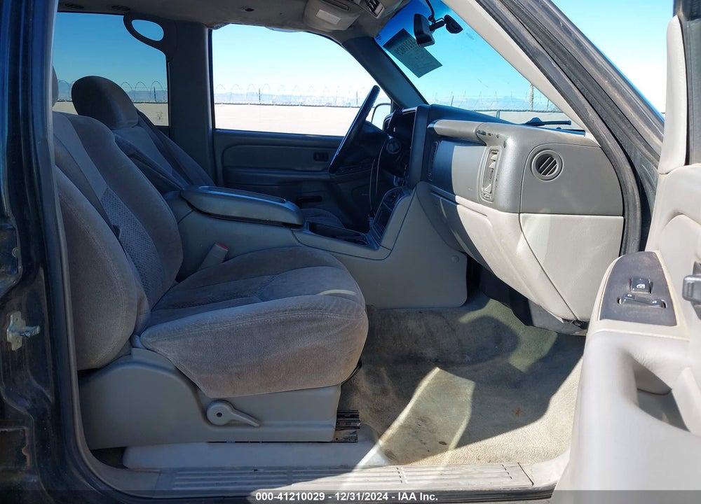 2005 CHEVROLET TAHOE LS VIN: 1GNEC13T55R119357