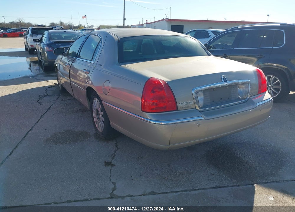2004 LINCOLN TOWN CAR SIGNATURE VIN: 1LNHM81W84Y661674