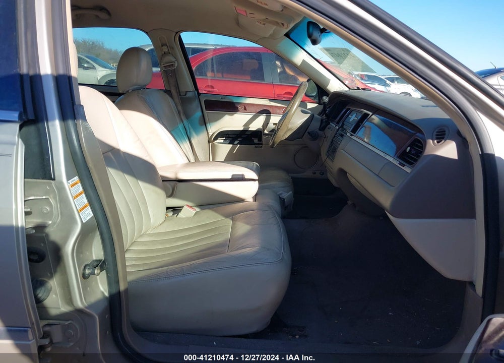 2004 LINCOLN TOWN CAR SIGNATURE VIN: 1LNHM81W84Y661674