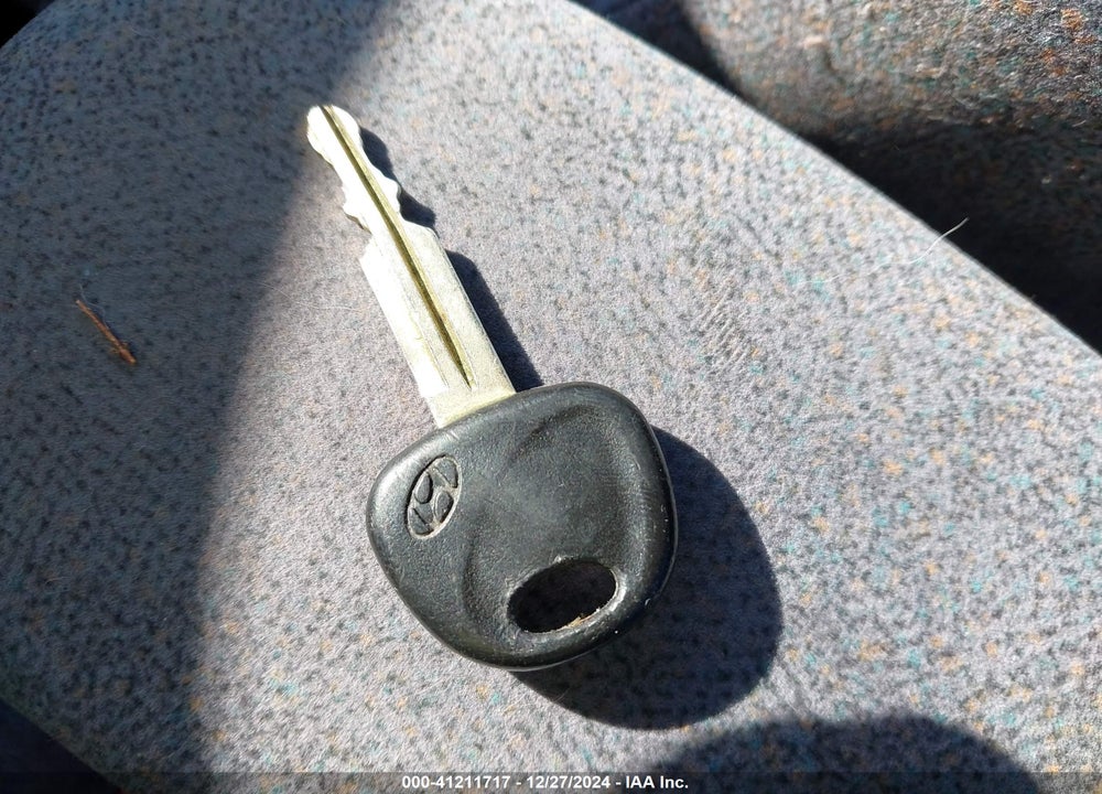 2001 HYUNDAI ELANTRA GLS VIN: KMHDN45D11U220176