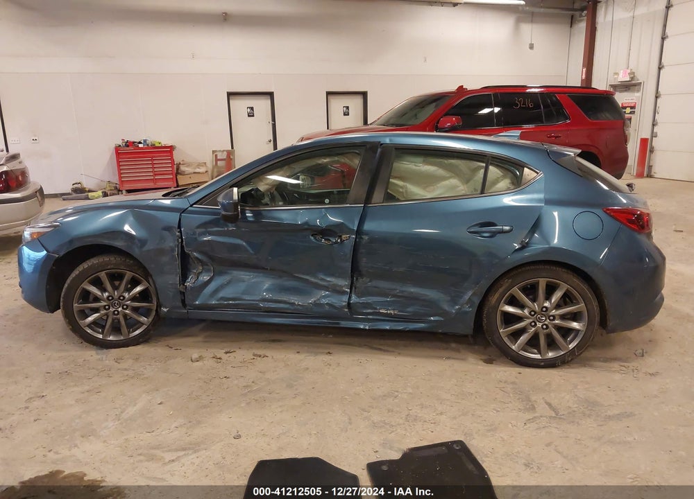 2018 MAZDA MAZDA3 VIN: 3MZBN1M38JM266169
