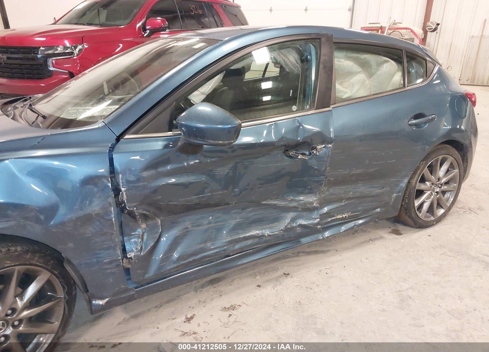 2018 MAZDA MAZDA3 VIN: 3MZBN1M38JM266169