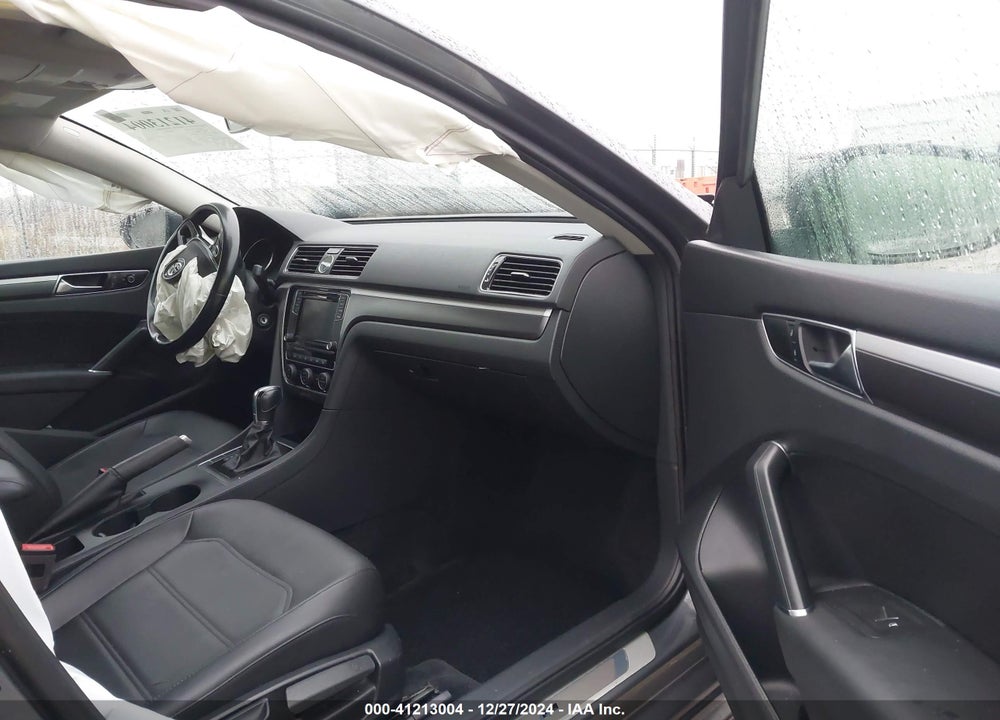 2017 VOLKSWAGEN PASSAT VIN: 1VWDT7A37HC081421