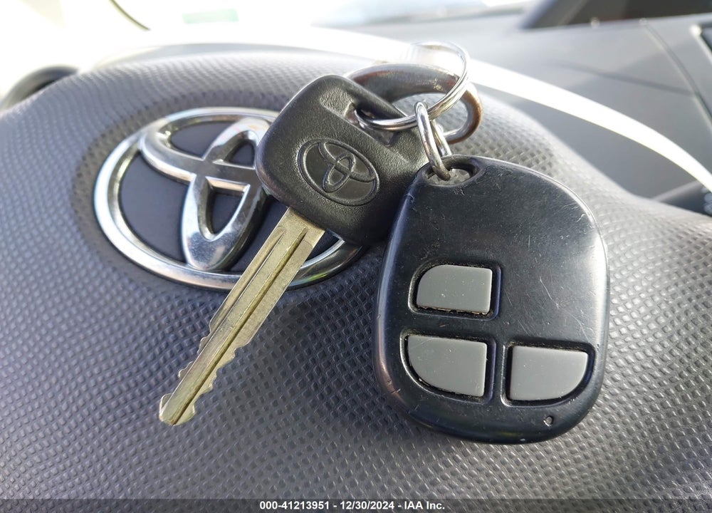 2009 TOYOTA YARIS VIN: JTDJT903795249132