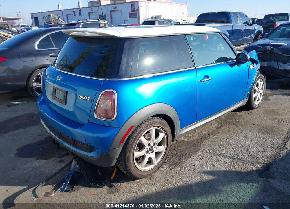 2010 MINI COOPER S VIN: WMWMF7C52ATZ70784